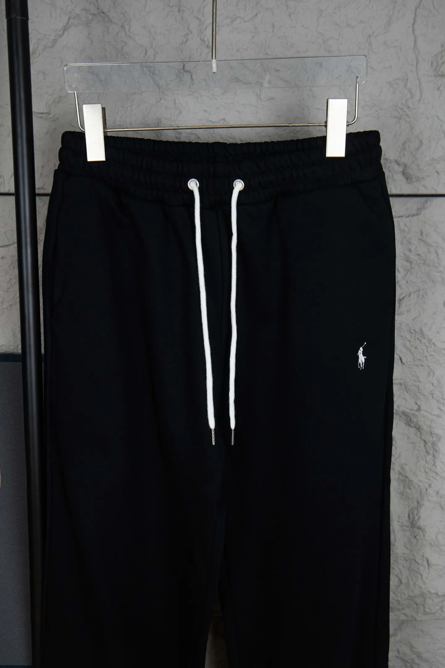 P170 Ralph Lauren Ralph Lauren suit sweatpants. Pure cotton with anti-static treatment. No dust, no lint. The elastic waist is used with a drawstring. Very friendly to the figure. The cotton is comfortable and soft. The upper body is casual and free. Regular beveled double pockets on both sides. The white brand logo on the left leg collides with the black of the pants. Although it is small, it is quite recognizable. The brand adds a young and fashionable atmosphere to the original high-end sense. It can be called a cold protection weapon. A simple base layer is enough to withstand the severe cold and make it more fluffy and warm. Color: Gray, Black, Navy SIZE: S-XL